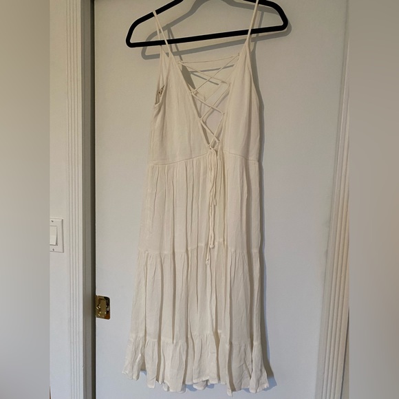White flowy layered summer dress. Like new condition only work once - Picture 4 of 4